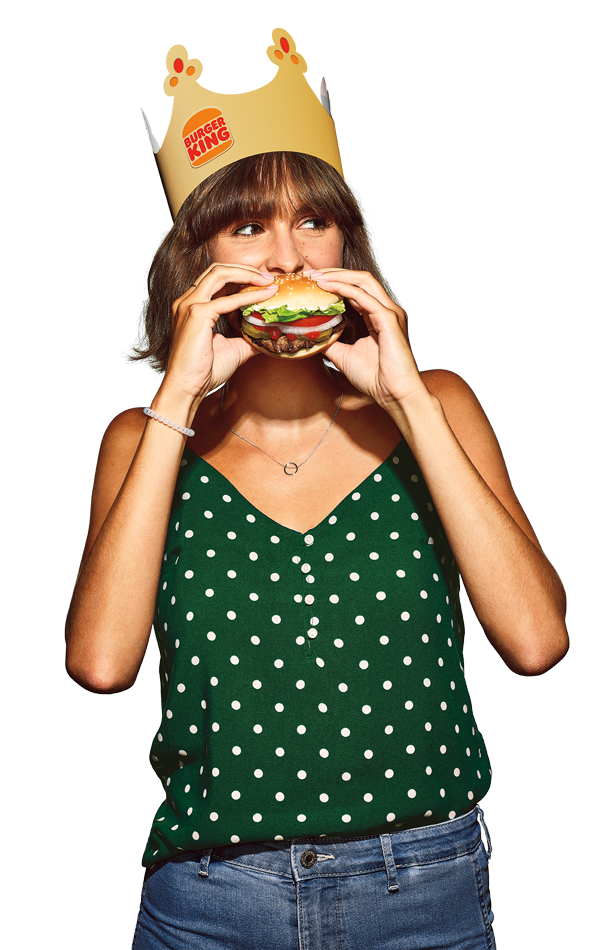 Mujer disfrutando de una hamburguesa
